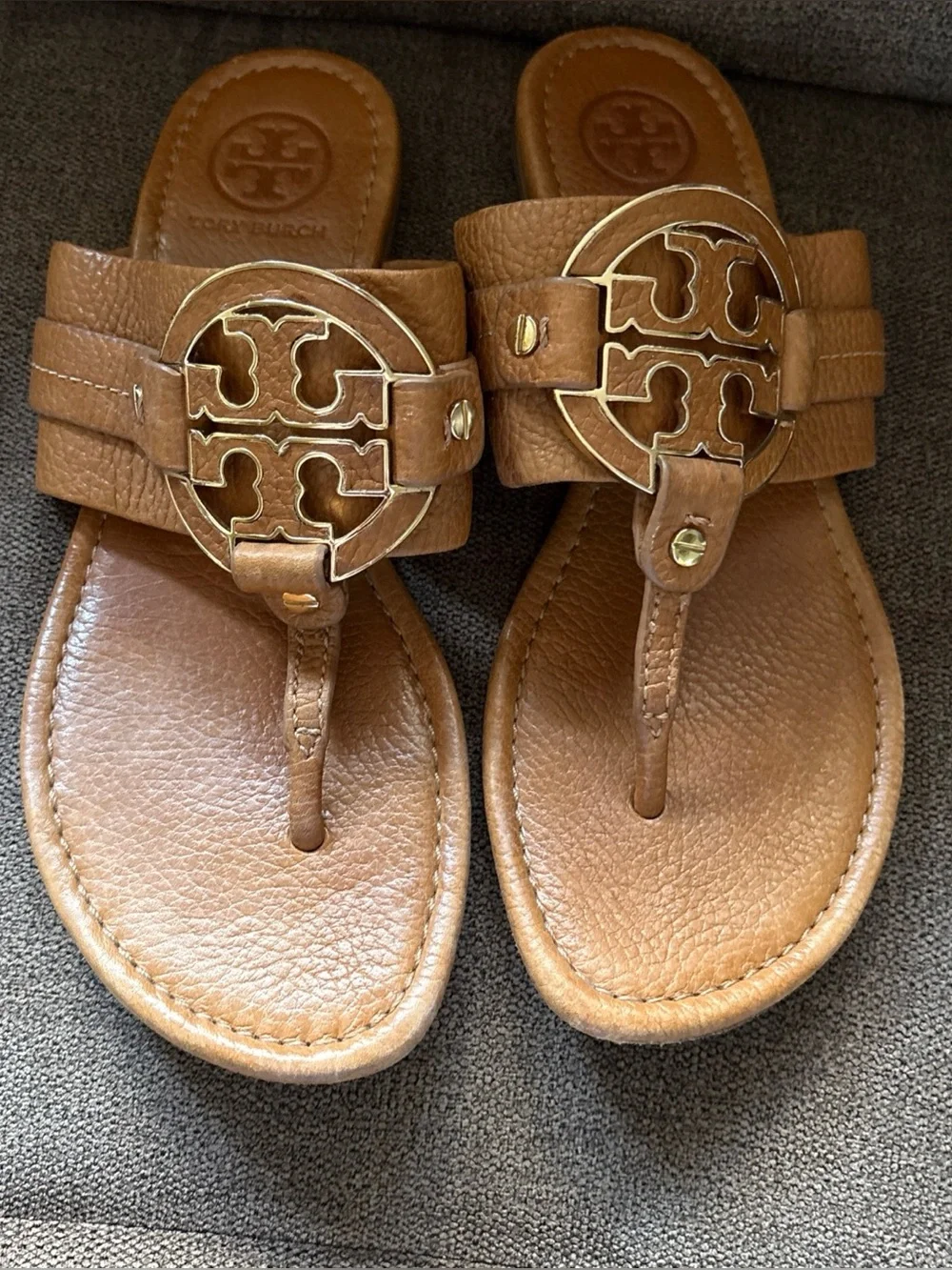 Tory Burch Miller Women's Camel Pebble Leather Thong Sandals Logo Size 8